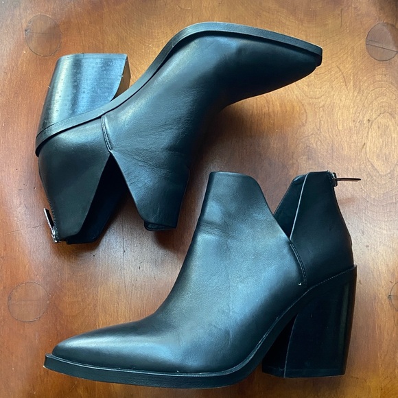 Vince Camuto 'Gigietta' Black Leather V-Cut Pointed Toe Boots Women's Size 7.5 - Picture 9 of 14